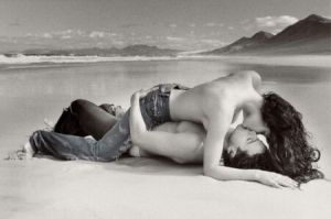 kiss-on-beach